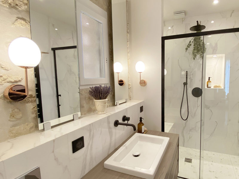salle d'eau marbre blanc, robinet noirs, meuble vasque, miroirs
