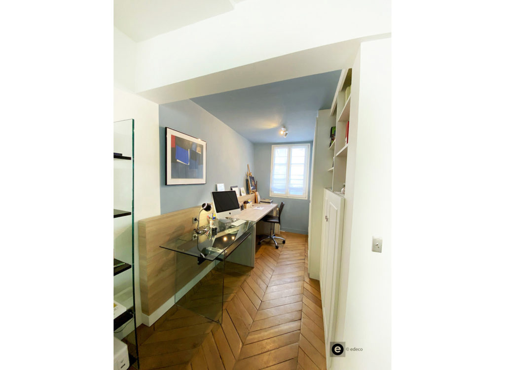 bureau, mur bleu, parquet chêne, atelier de peintre, poutres blanches, rénovation colorée.