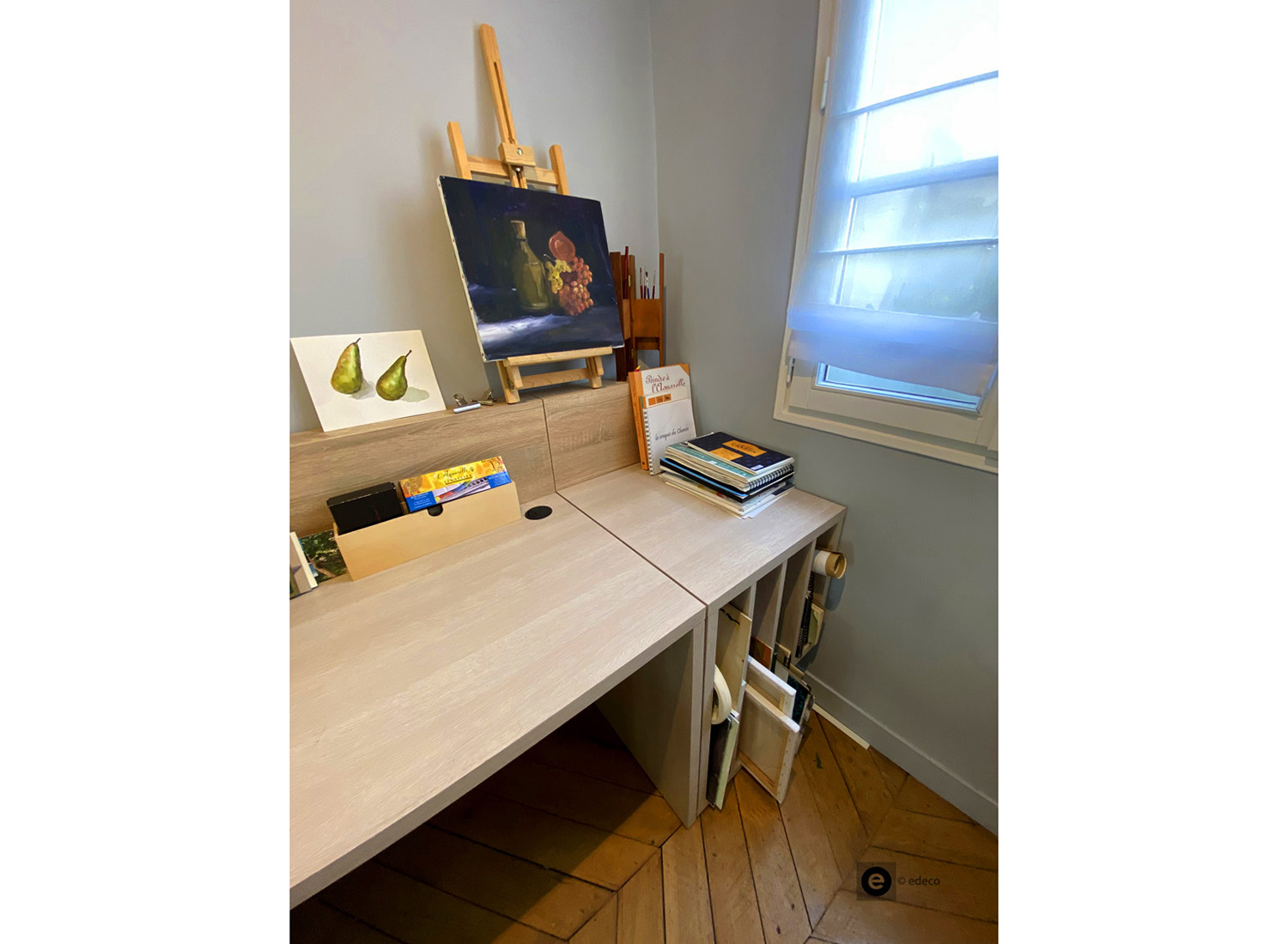 bureau, mur bleu, parquet chêne, atelier de peintre, poutres blanches, rénovation colorée.