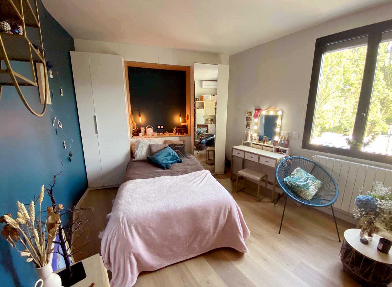 chambre turquoise, parquet chêne, alcôve bois, applique lumineuse,miroir
